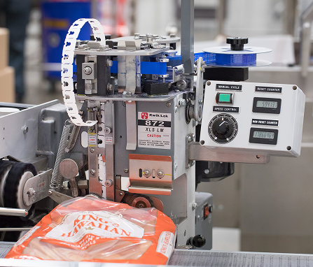 Kwik Lok 872 XLS LM – helautomatisk påsförslutare med clips för industriell paketering, hög kapacitet och integrerad märkning.