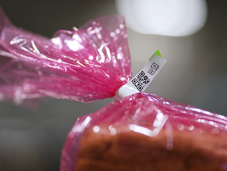 Förpackad påse stängd med WeSeal – hållbar, konsumentvänlig förslutning för bageriprodukter via Lundpacs maskiner.